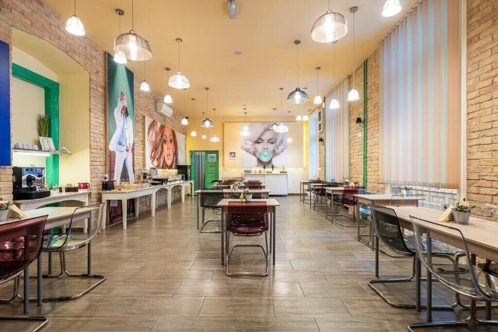 Full Moon 1* суреті