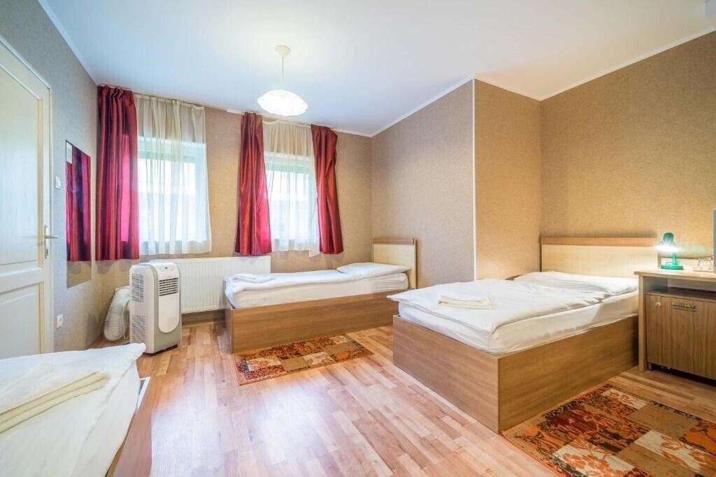 Отель Silver Budapest City Center 3*