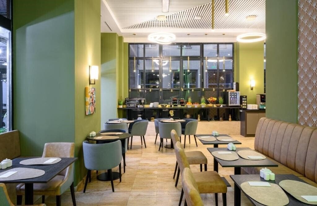 Отель Regency Suites 4*