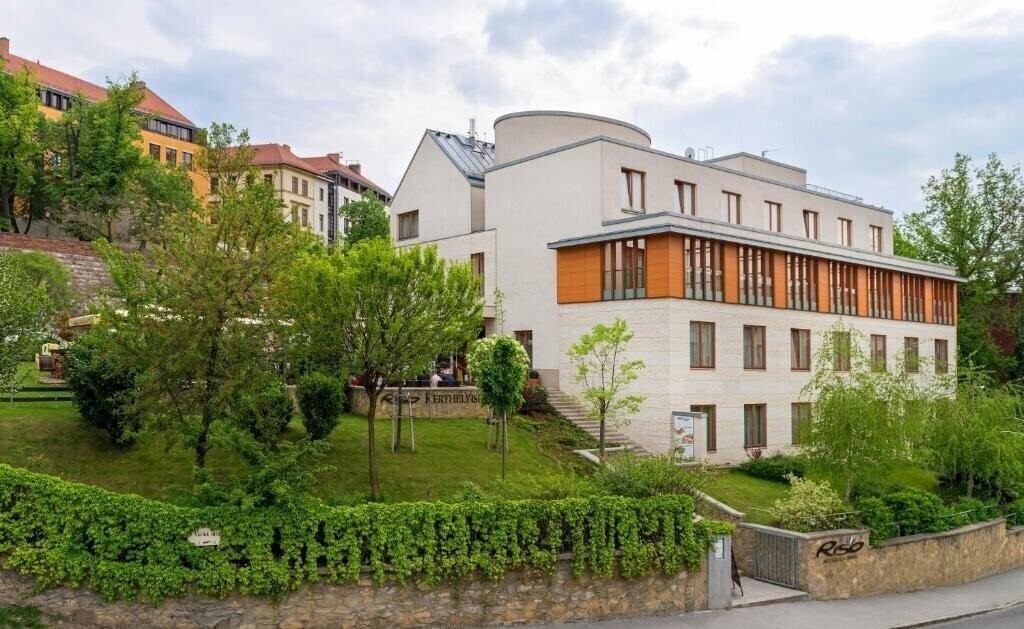Отель Castle Garden 4*