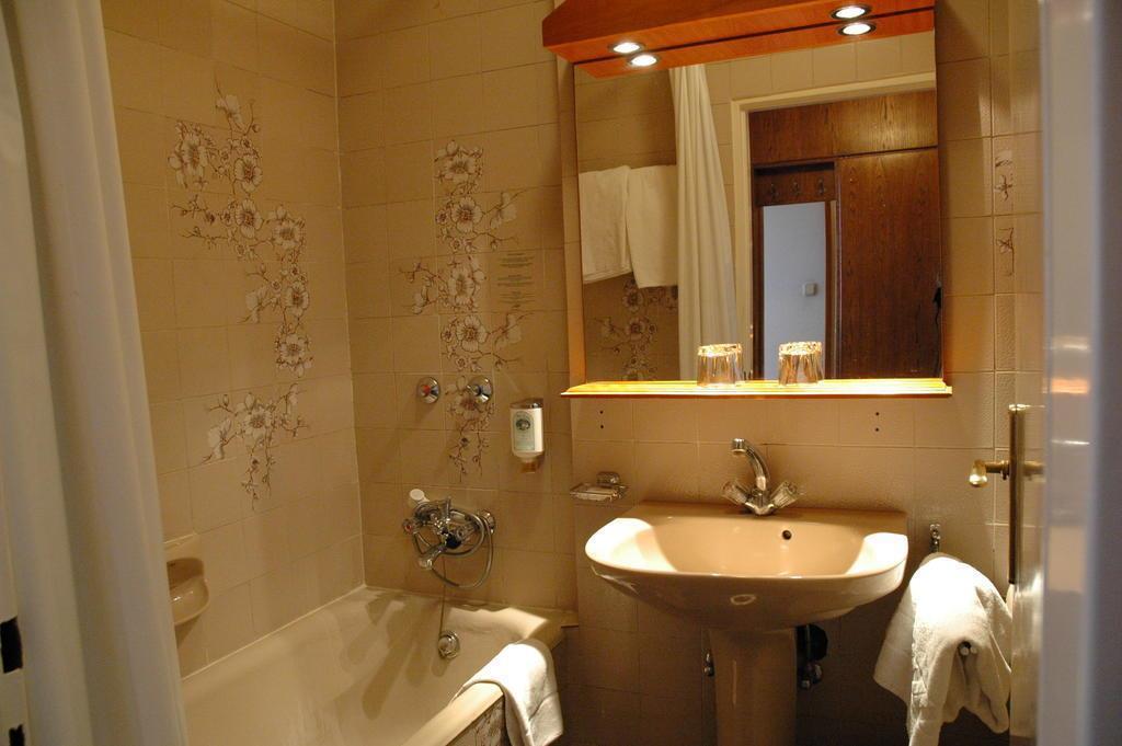 Hotel Benczur 3* суреті