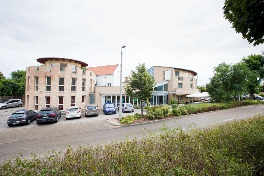 Ce Plaza Hotel 4* қонақ үйі