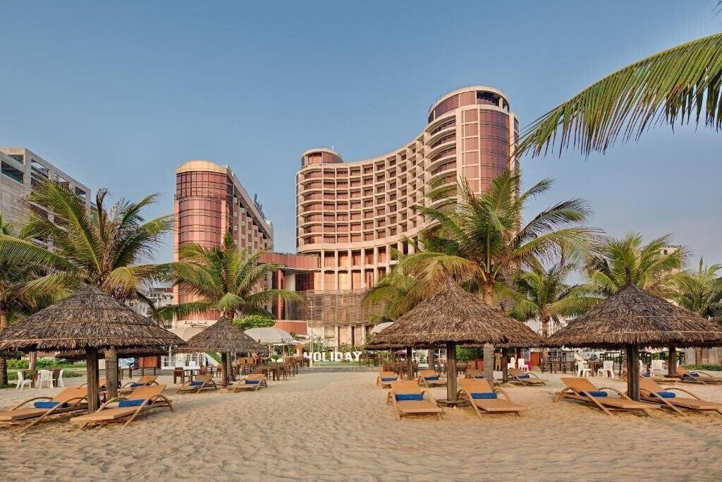 Holiday Beach Danang Hotel & SPA 4* қонақ үйі