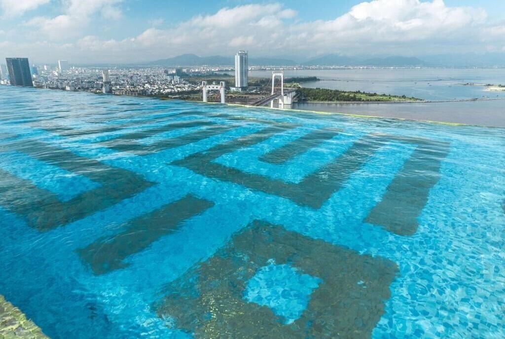 Отель Wyndham Danang Golden Bay Hotel 4*