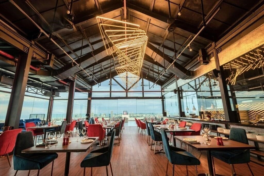 Картинка Wyndham Danang Golden Bay Hotel 4*