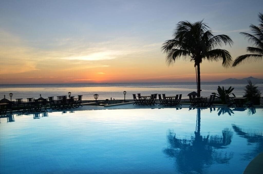 Centara Sandy Beach Resort Danang 4* суреті