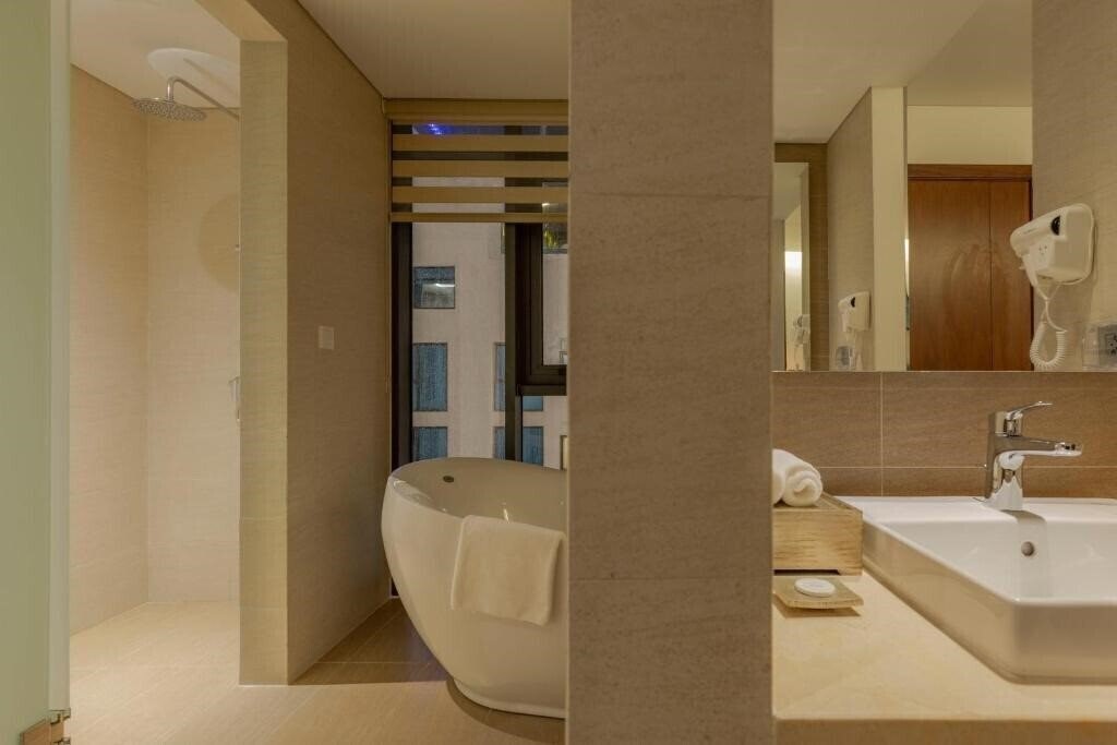 Maximilan Danang Beach Hotel 4* фотосуреті