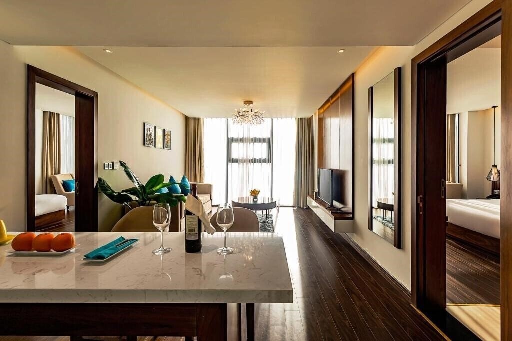 Maximilan Danang Beach Hotel 4* суреті