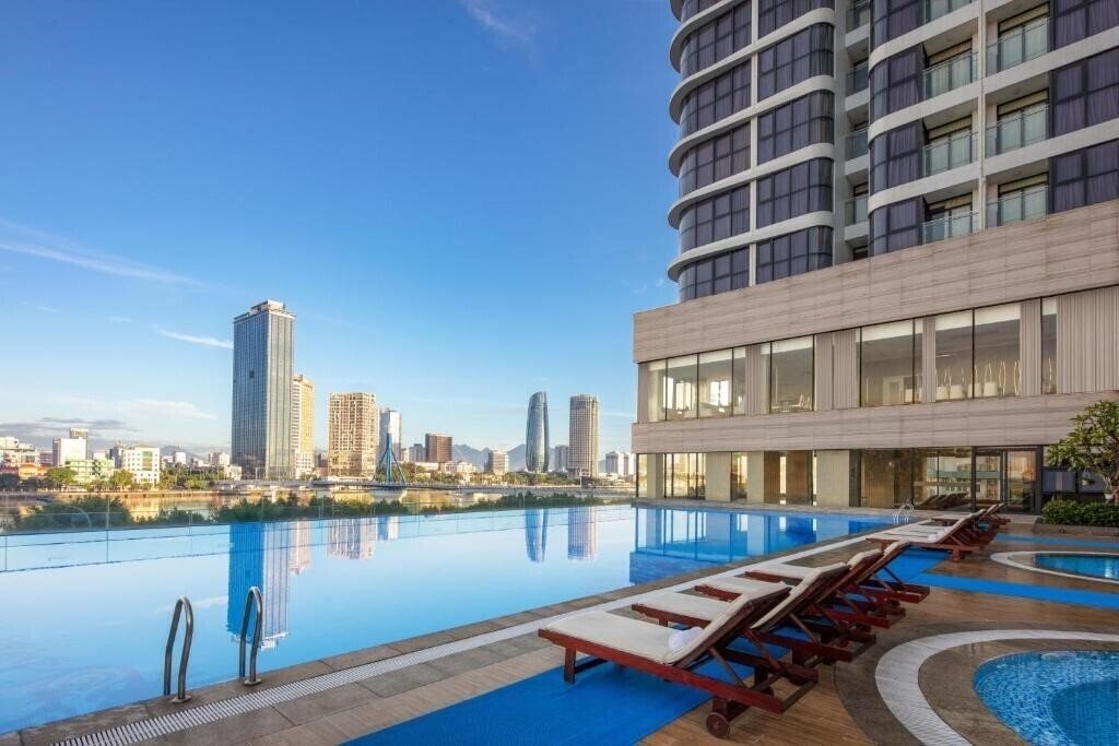 Melia Vinpearl Danang Riverfront 5* суреті