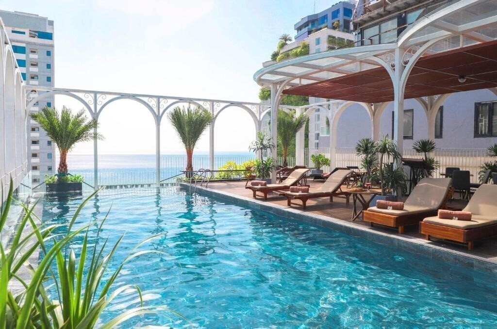 Отель Golden Lotus Luxury Hotel 4*