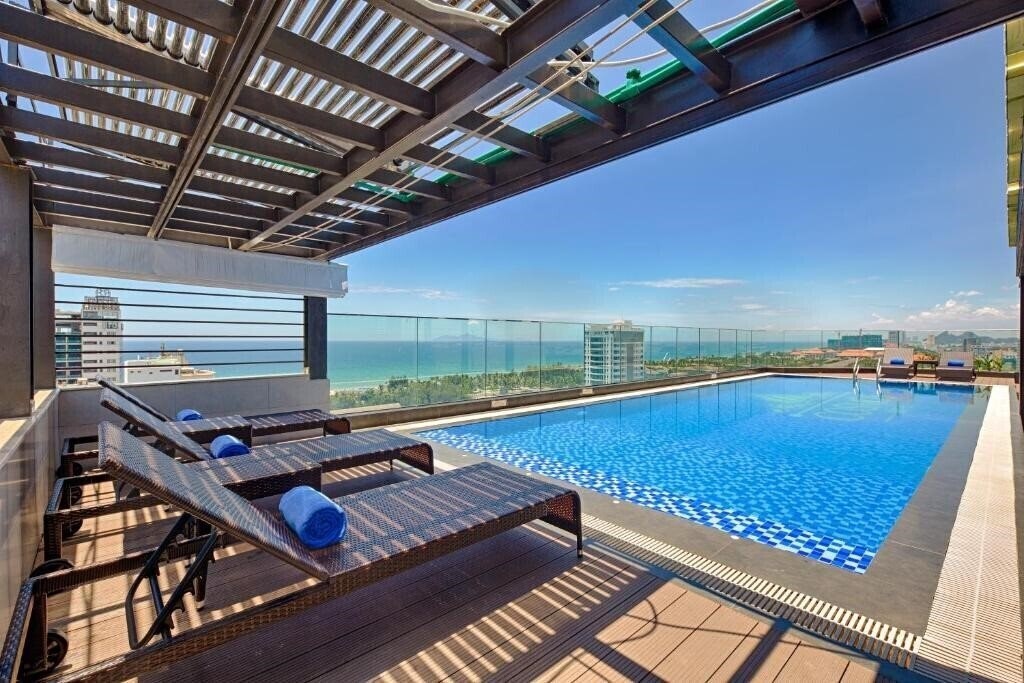 Отель Cosmos Hotel Da Nang 3*