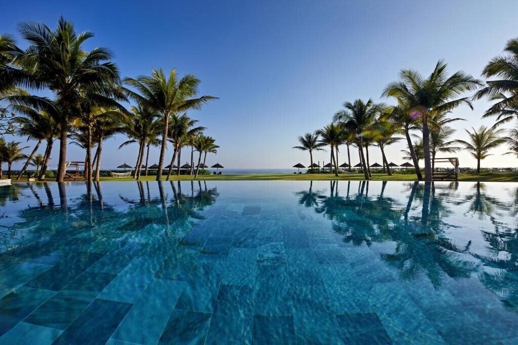 Отель Wyndham Hoi An Royal Beachfront Resort & Villas 5*