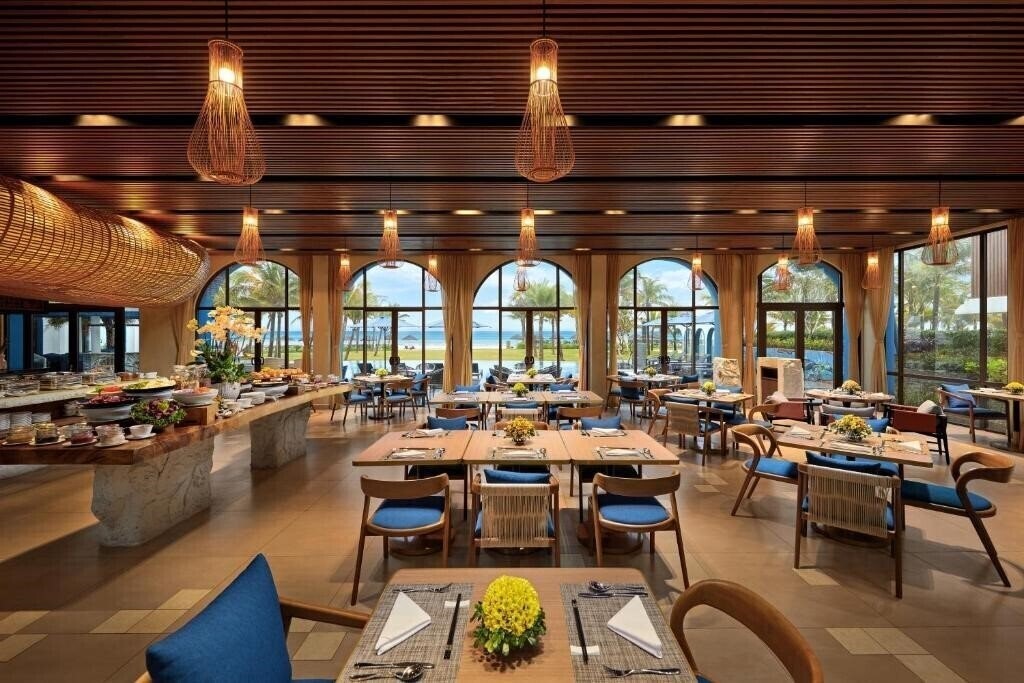 Фото Wyndham Hoi An Royal Beachfront Resort & Villas 5*