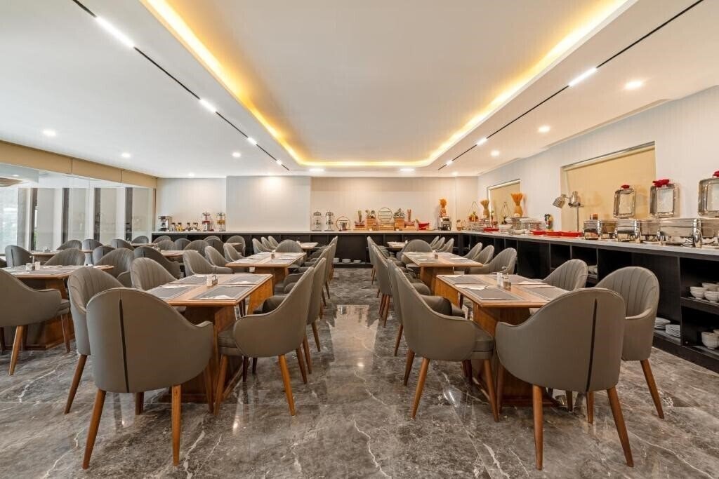 Mercy Emerald Hotel 4* суреті