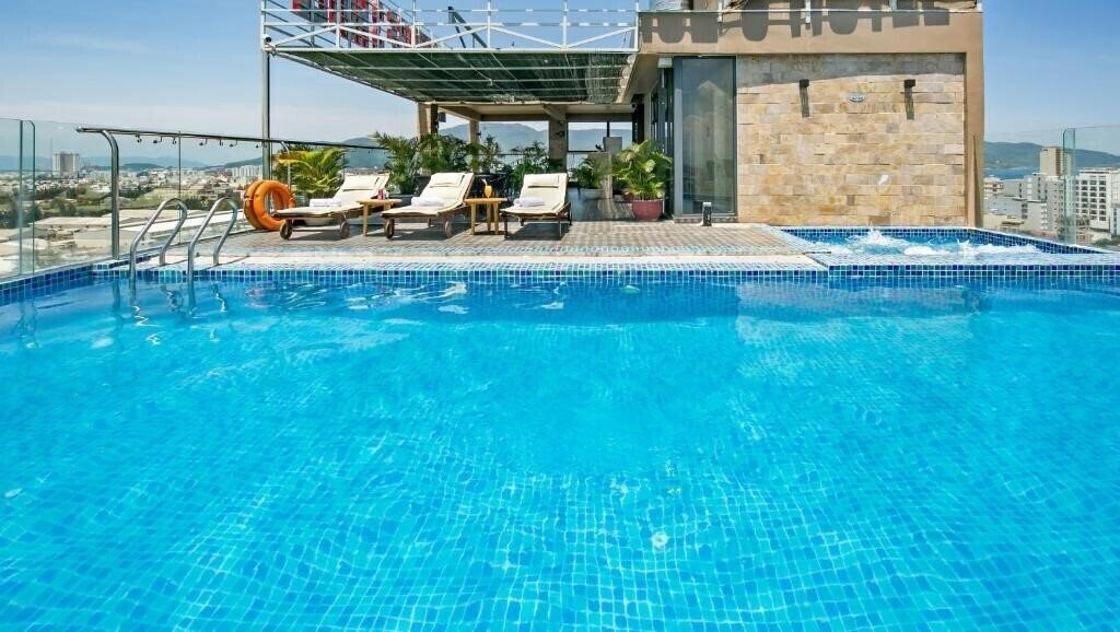 Bliss Luxury Hotel Danang (ex. Bliss Luxury Hotel & SPA Da Nang, Grand Sunrise 3 Hotel) 4* суреті