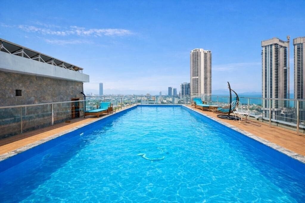 Отель Prague Da Nang Beach Hotel 4*