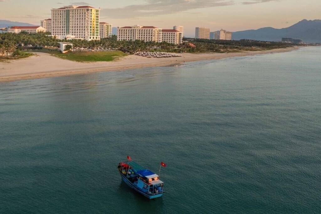 Отель Dessole Cam Ranh Resort 4*
