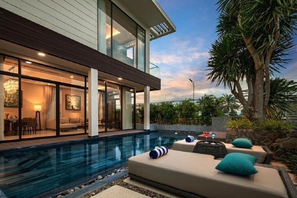 Отель Wyndham Grand KN Paradise Cam Ranh 5*