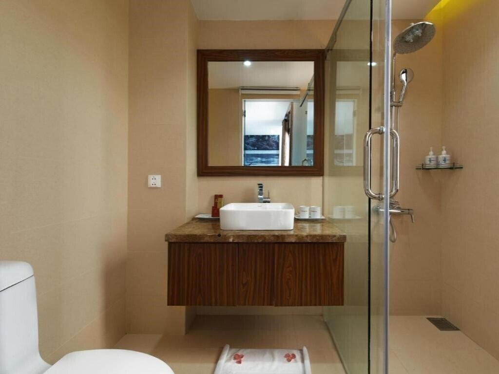 Vinh Hung 2 3* фотосуреті