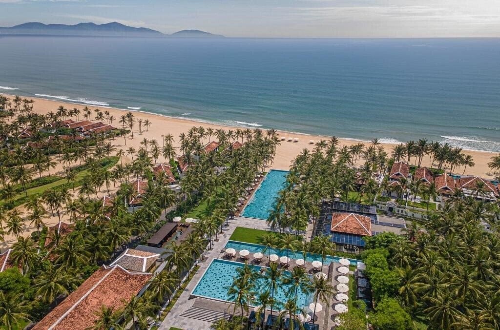 Отель Four Seasons Resort The Nam Hai 5*