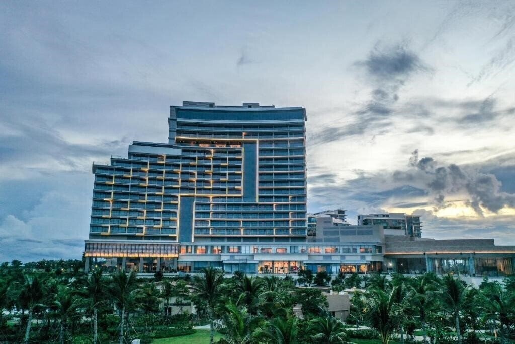 Отель Hoiana Hotels & Suites 5*
