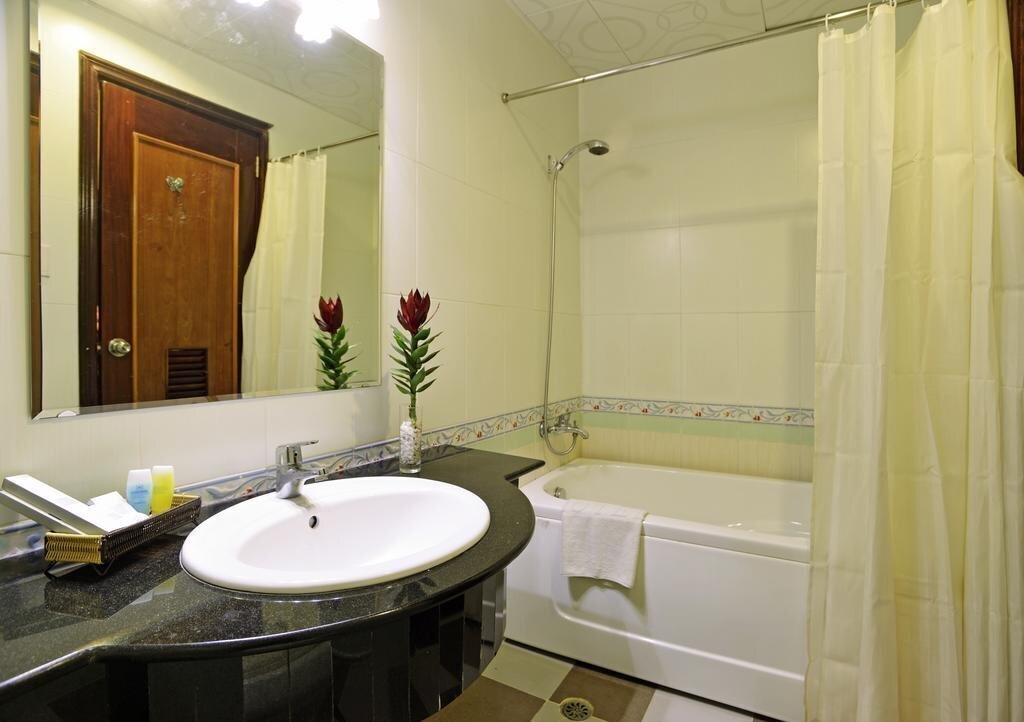 Ha Hien Signature Hotel 3* суреті