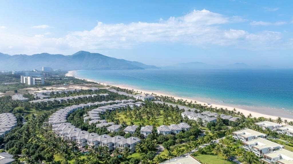 Отель Vinpearl Nha Trang Long Beach Villas 5*