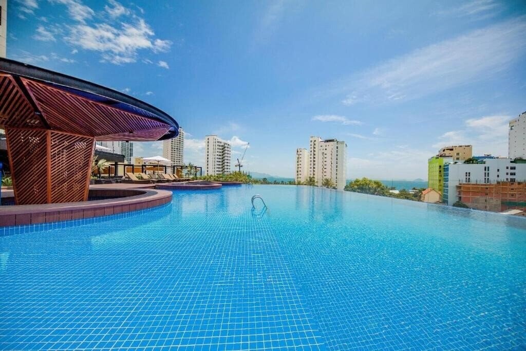 Отель Quinter Central Nha Trang Hotel 5*