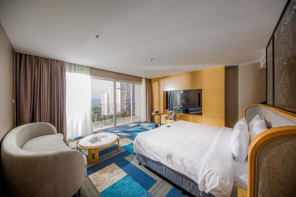 Изображение Quinter Central Nha Trang Hotel 5*