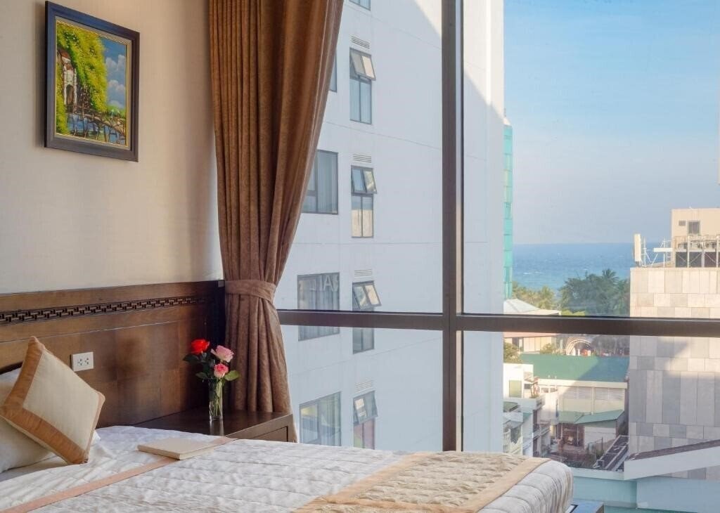 Отель Holiday Central Nha Trang 4*