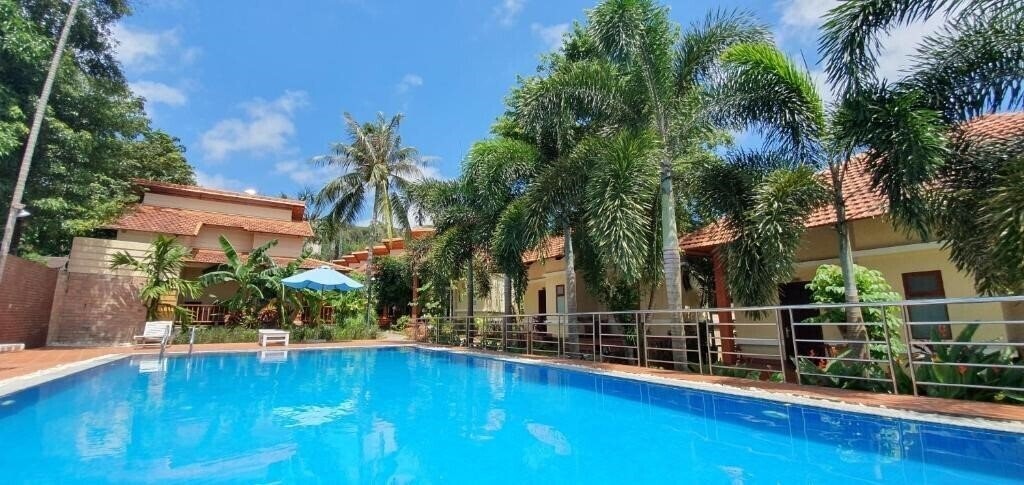 Отель Castaways Resort 2*