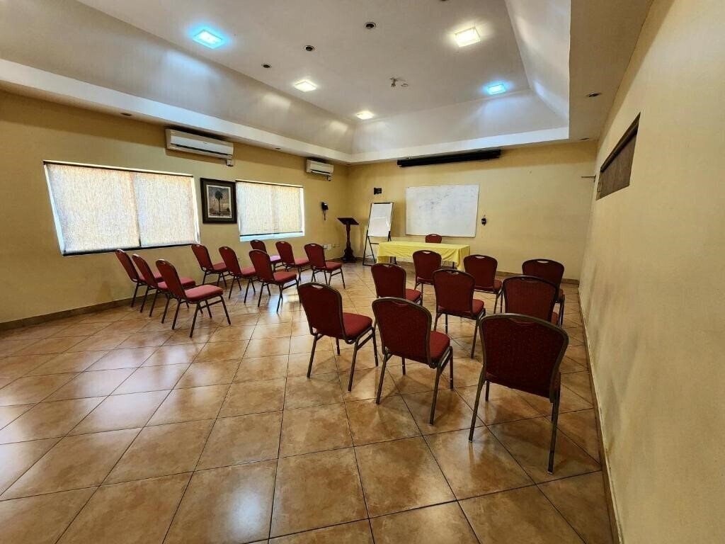 Фото Altamont West Hotel 3*