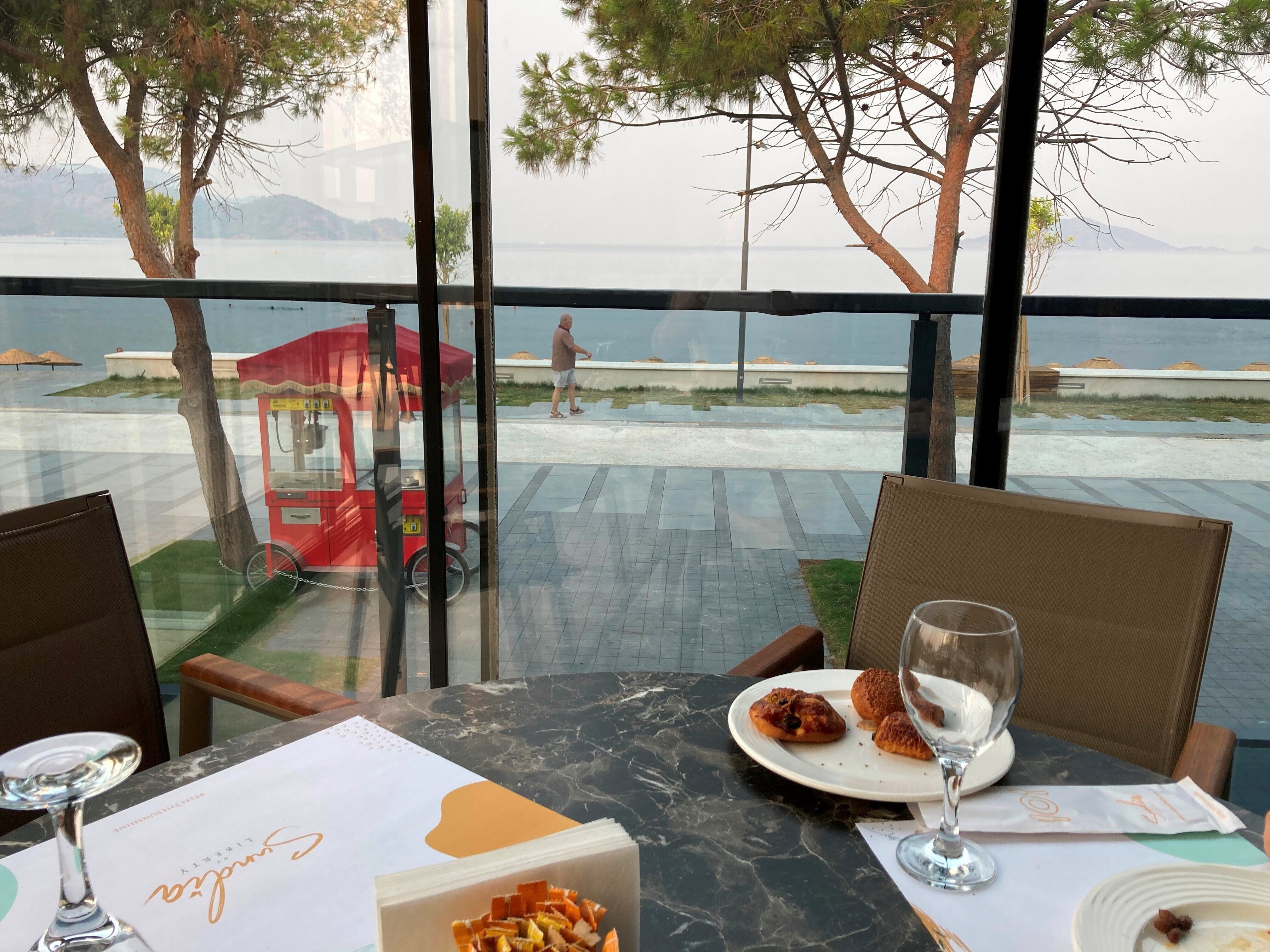 Сандия бай либерти фетхие. Liberty Signa Hotel 5 в Фетхие. Sundia Exclusive by Liberty Fethiye 5 ***** (Фетхие). Фото пляжа отеля Sundia Liberty Фетхие екселющиа. Фото пляжа отеля Sundia Liberty Фетхие 5* эксклюзив.